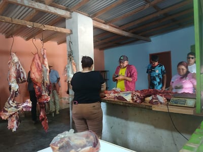 Se torna difícil conseguir carne vacuna en las carnicerías en Fuerte Olimpo; las personas hasta se pelean por conseguir algunos kilos.