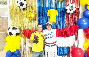 rAlan Osmar Alvarenga Ortega, el "Pájaro campana junior" con un hincha colombiano en Barranquilla.