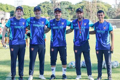 Cristian Díaz (segundo de la derecha), con miembros de su staff.