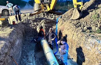 Los obreros apuran la reparacion de los precarios caños del acueducto, con la colocacion de resinas como medida paliativa, para hacer llegar el agua al Chaco Central.