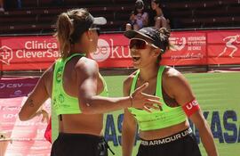 Laura Ovelar y Michelle Valiente festejan el pase a las semifinales del certamen en Rancagua.