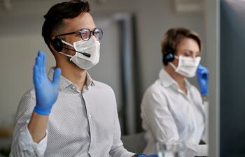 Trabajar más de 55 horas por semana aumenta un 35 % el peligro de fallecer por una enfermedad cardíaca en comparación con quienes tienen un horario estándar (35-40 horas semanales), según el estudio.