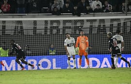 Las dos caras de la moneda. Mientras los futbolistas del Vasco da Gama festeja, Raúl Cáceres y Gastón Olveira sufren luego de un tanto del equipo carioca, en el primer tiempo.