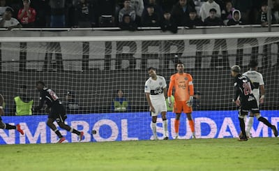Las dos caras de la moneda. Mientras los futbolistas del Vasco da Gama festeja, Raúl Cáceres y Gastón Olveira sufren luego de un tanto del equipo carioca, en el primer tiempo.