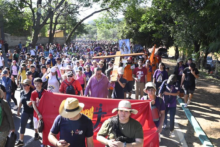La cruz peregrina encabezó la marcha de los jóvenes.