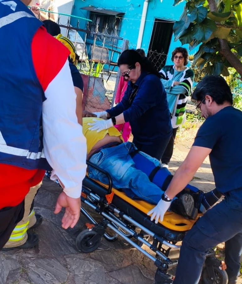 Bomberos Voluntarios de Lambaré brindaron la primera asistencia al motociclista, quien posteriormente fue derivado hasta el Hospital del Trauma.