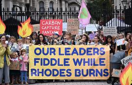 Activistas de Greenpeace escalaron la casa del primer ministro del Reino Unido, Rishi Sunak, y la cubrieron con tela negra para protestar contra su política de combustibles fósiles.