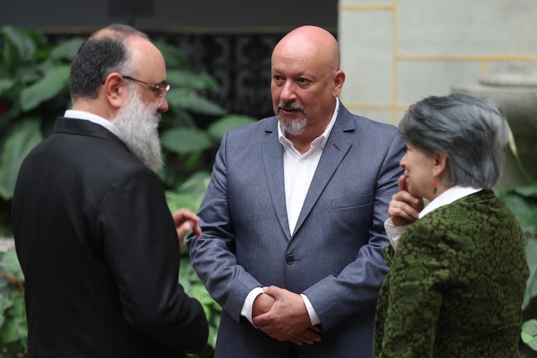 El coordinador del proyecto San Bartolo-Xultún, Boris Beltrán (c), asiste a la presentación de hallazgos en jeroglíficos mayas, en el Palacio Nacional de la Cultura, este lunes, en Ciudad de Guatemala (Guatemala).