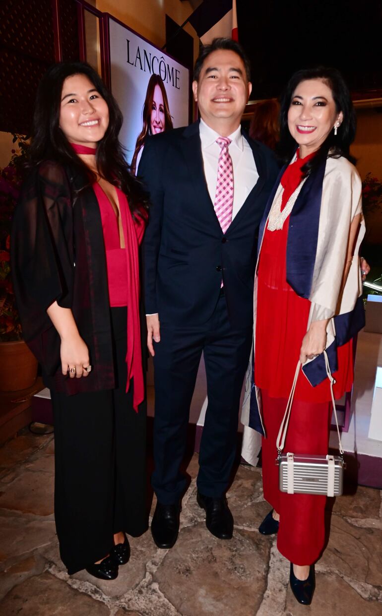 Larissa, Rodrigo y Silvia Morimoto. 