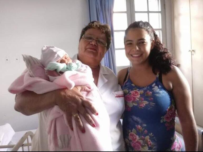 Un foto para la posteridad con su paciente y la recién nacida.