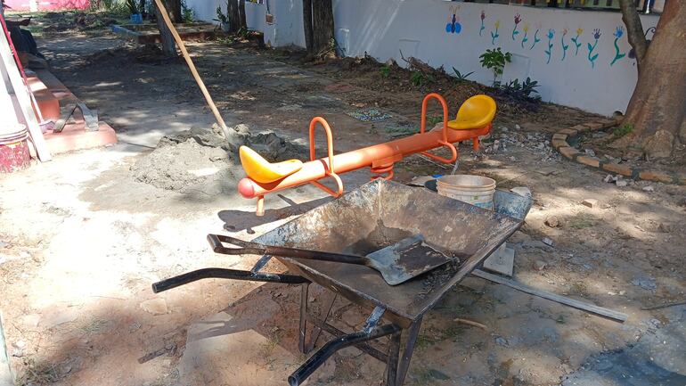 juego infantil al lado de cemento