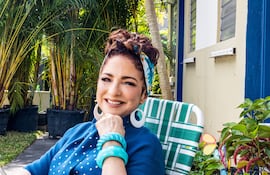 La cantante Gloria Estefan sentada durante la producción de su sencillo "La vecina ('No se na')" en 'El Cuartelito' de Miami (Estados Unidos).