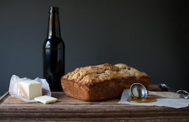 Pan de cerveza negra y miel de caña.
