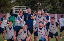 El portero azulgrana Roberto "Gatito" Fernández junto algunos de sus compañeros en la pretemporada de Cerro Porteño, que se lleva a cabo en el Complejo Internacional del Este.