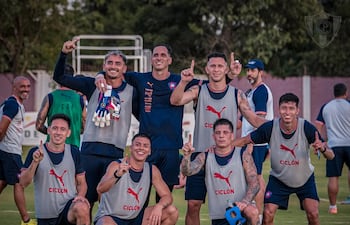 El portero azulgrana Roberto "Gatito" Fernández junto algunos de sus compañeros en la pretemporada de Cerro Porteño, que se lleva a cabo en el Complejo Internacional del Este.