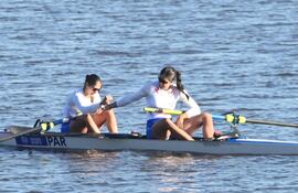 Fiorela Rodríguez de Mello (i) y Nicole Martínez en la Final A de dos remos sin timonel femenino de los Juegos Panamericanos Junior Asunción 2025 en la Bahía de Asunción, Asunción, Paraguay.