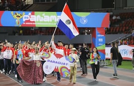Pasada del Team Paraguay en el desfile inaugural.