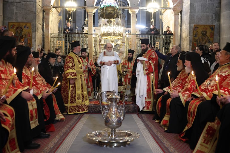 Cristianos ortodoxos rezan en la basílica del Santo Sepulcro, en la Ciudad Vieja de Jerusalén.