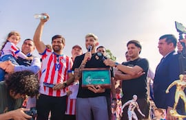 El delantero de la Albirroja, Julio César Enciso Espínola (22 años) en el escenario con la llave de la ciudad de Caaguazú en el homenaje.