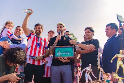 El delantero de la Albirroja, Julio César Enciso Espínola (22 años) en el escenario con la llave de la ciudad de Caaguazú en el homenaje.