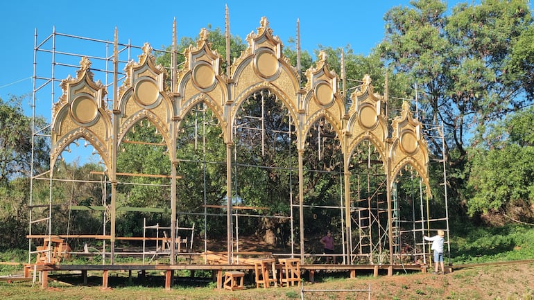 Montaje del gran retablo de estilo gótico, donde se realizará la exhibición de los cuadros vivientes en la compañía Bautista de Tañarandy, San Ignacio, Misiones.