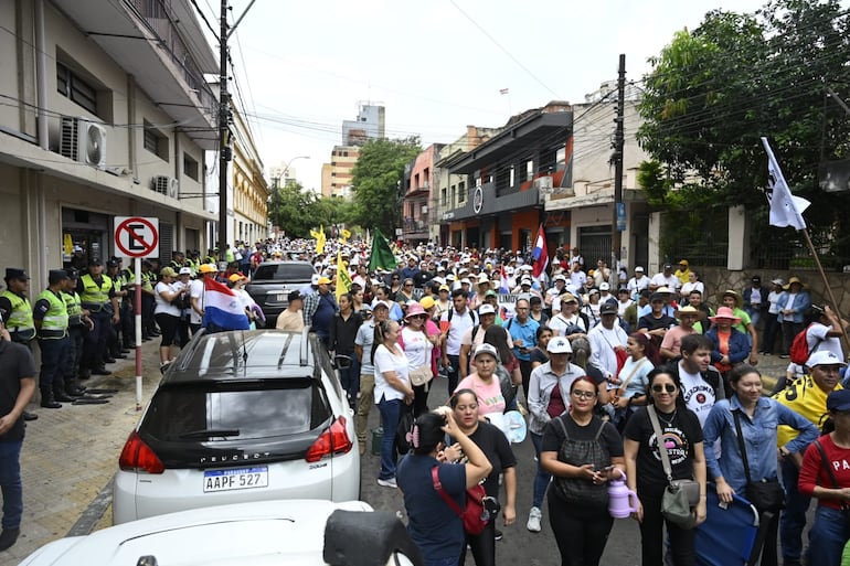 Incidentes entre docentes y policías en las inmediaciones del Congreso, en torno a las protestas contra la reforma de la caja fiscal.