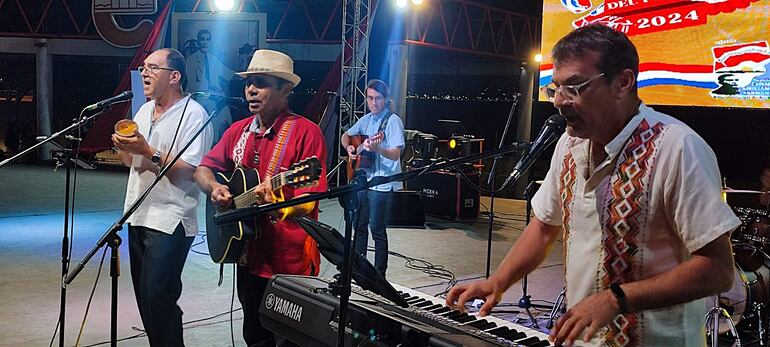 El Grupo Raíces, excelente conjunto folclórico de las denominadas “Colonias Unidas”.