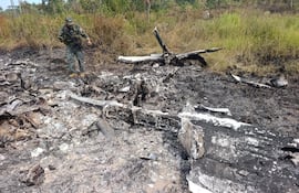 Un oficial del Comando de Operaciones de Defensa Interna recorre el lugar del siniestro. (Gentileza).