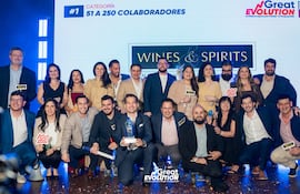 Directivos y colaboradores de Wines & Spirits subieron al escenario para recibir el reconocimiento de Great Place to Work como empresa número 1 en la categoría de 51 a 250 colaboradores. La fiesta de entrega de galardones fue realizada el viernes último en el Salón “Pérez Uribe”, del Club Centenario.