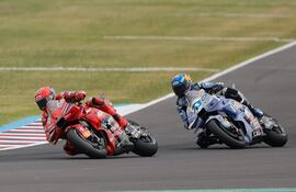 El español Marc Márquez (i), vencedor del Gran Premio de Argentina con Ducati Lenovo, aparece por delante de su hermano Alex Márquez, de BK8 Gresini Racing MotoGP, el domingo en el Circuito de Termas de Rio Hondo en Santiago del Estero.