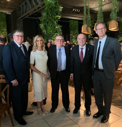 Algunos de los referentes del sector productivo e industrial agropecuario, tras el acto de traspaso de mando, del Poder Ejecutivo.