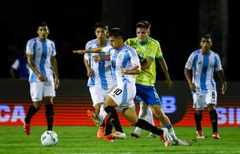 AME3885. VALENCIA (VENEZUELA), 24/01/2025.- Claudio Echeverri (i) de Argentina disputan un balón con Brezo De Souza de Brasil este viernes, en un partido del grupo B del Campeonato Sudamericano sub-20 entre las selecciones de Brasil y Argentina en el estadio Polideportivo Misael Delgado en Valencia (Venezuela). EFE/ Juan Carlos Hernández