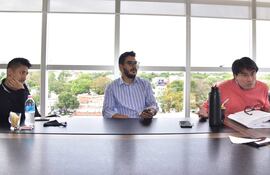 Carlo Giuseppe Espinoza Vega y Carlos Manuel Lugo Garcete, accionistas de Daruma Sam, y Carlos Sacco, asesor jurídico. La firma tiene el monopolio de apuestas deportivas del país. Criticaron la falta de celo de Conajzar por perseguir las apuestas clandestinas.