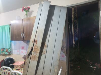 Los delincuentes destrozaron la puerta para cometer el robo domiciliario.