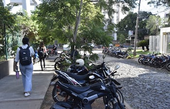 "Paseo de las motos", sobre Herminio Maldonado y Santa Teresa, al costado de un conocido centro de compras.