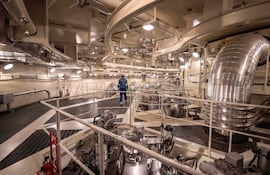 Un trabajador en el edificio del reactor 7 de la planta de energía nuclear de Kashiwazaki-Kariwa, en la prefectura japonesa de Niigata.