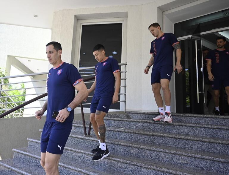 Roberto Fernández, encabeza el grupo de jugadores de Cerro yendo rumbo a la movilización