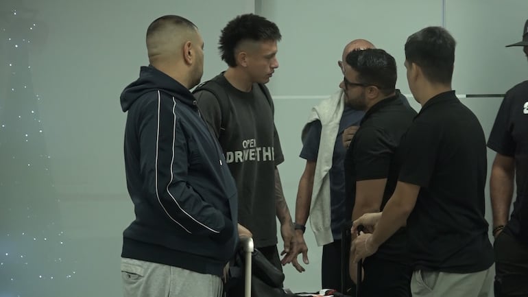 El arquero uruguayo Sebastián Lentinelly (c) durante la llegada al Aeropuerto Internacional Silvio Pettirossi para oficializar el traspaso a Olimpia.