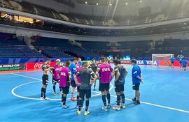 La Albirroja en el reconocimiento del Humo Arena, en Tashkent, Uzbekistán.