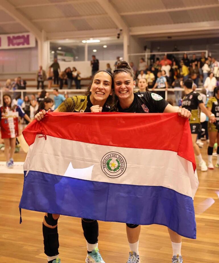 Ariana Portillo y Jazmín Mendoza llevan la bandera paraguaya a una final europea de handbol