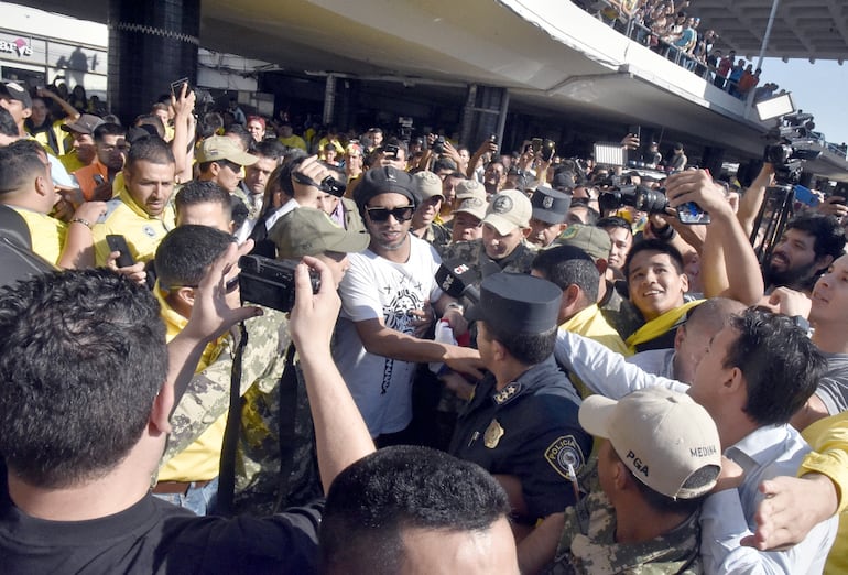 Ronaldinho Gaúcho fue recibido por una multitud que se abalanzó sobre él para tocarlo, saludarlo o tomarse una selfie. Muchos quedaron con las ganas de ver de cerca al  ídolo del fútbol.