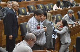 El diputado Néstor Ferrer (ANR, HC), termo en mano, fue el principal defensor de este proyecto de indemnización.