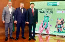 Sixto Figueredo, desarrollador de la app; Ariel Cañiza y Lorenzo Barreto, gerente general y titular del Consejo de Administración de la Coop.  Medalla Milagrosa, respectivamente.