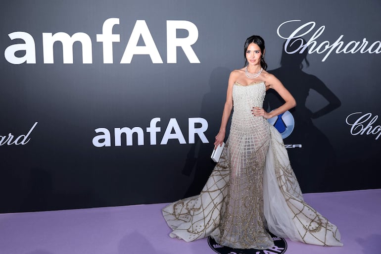 La actriz tunecina Leila Ben Khalifa, divina en la gala anual de la Fundación Estadounidense para la Investigación del SIDA (amfAR) en Cannes. (Thibaud MORITZ / AFP)