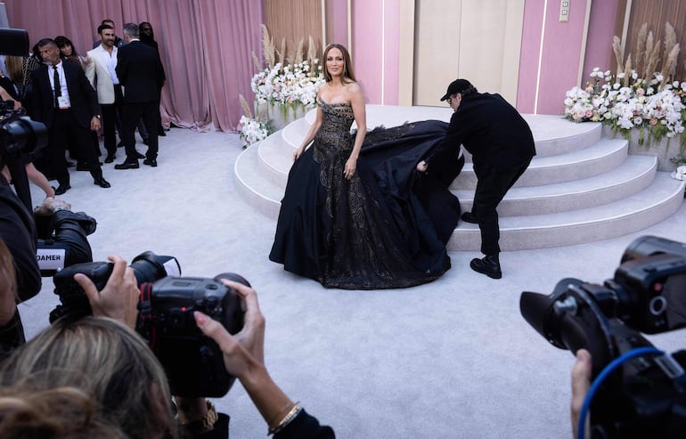 Jennifer López llegando al estreno de "Office Romance" con su impresionante vestido de Versace. (ETIENNE LAURENT / AFP)