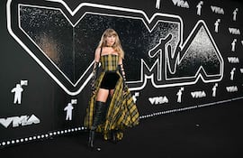 Taylor Swift con un vestido que llevaba la firma de Christian Dior llegó espléndida a los MTV Video Music Awards.