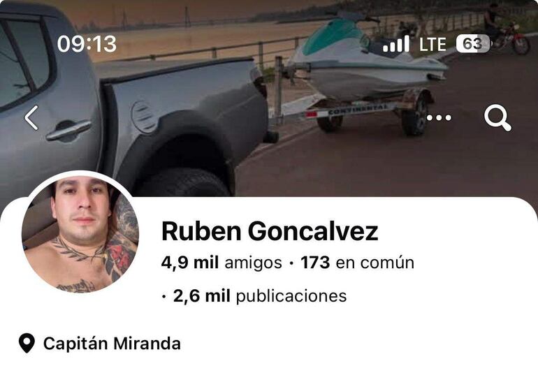 Camioneta gris y jet ski en remolque, ambiente tranquilo junto a un cuerpo de agua en Capitán Miranda.