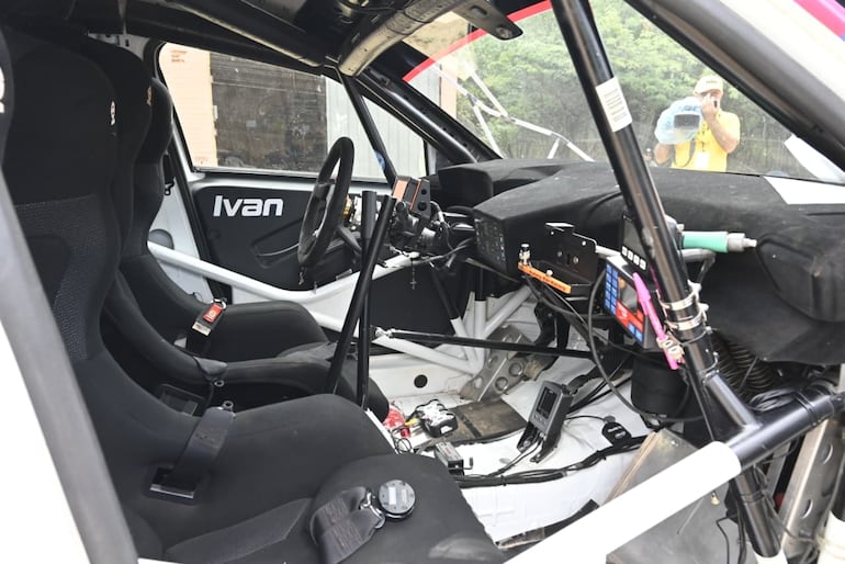 Los autos del Campeonato Nacional de Rally y las Camionetas realizan la instalación del GPS en la Terminal de Ómnibus de la ciudad de Mariscal Estigarribia, cabecera del Rally del Chaco 2026.