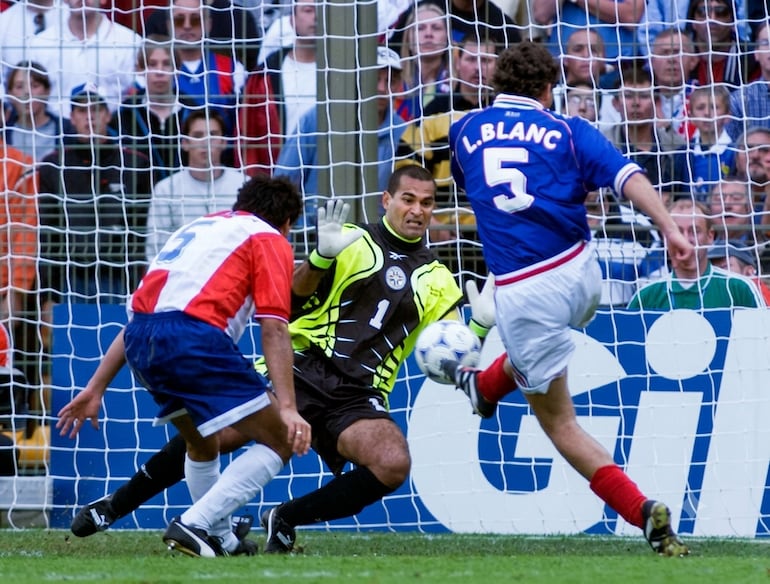 Laurent Blanc, defensor francés, concreta el histórico "Gol de Oro" que eliminó a la selección nacional en el mundial de Francia 98.