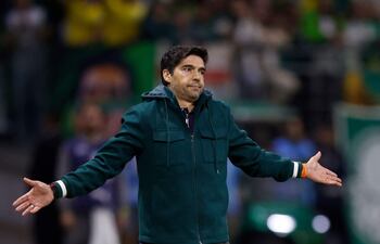 El entrenador portugués del Palmeiras, Abel Ferreira, gesticula durante el partido de fútbol de vuelta de la semifinal de la Copa Libertadores entre el Palmeiras de Brasil y la Liga de Quito de Ecuador en el estadio Allianz Parque de Sao Paulo.